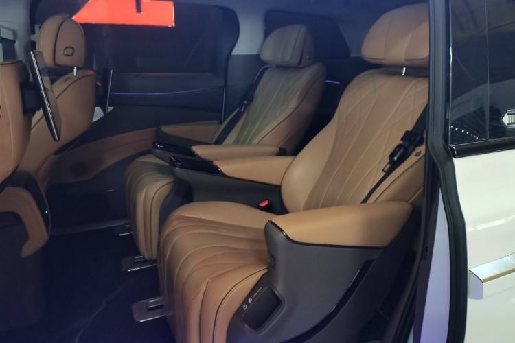 Used Denza D9 2022 DM-i 970 Four-Wheel Drive Flagship Model Left Rear Seat