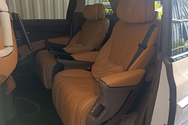 Used Denza D9 2022 DM-i 970 Four-Wheel Drive Prestige Model Left Rear Seat