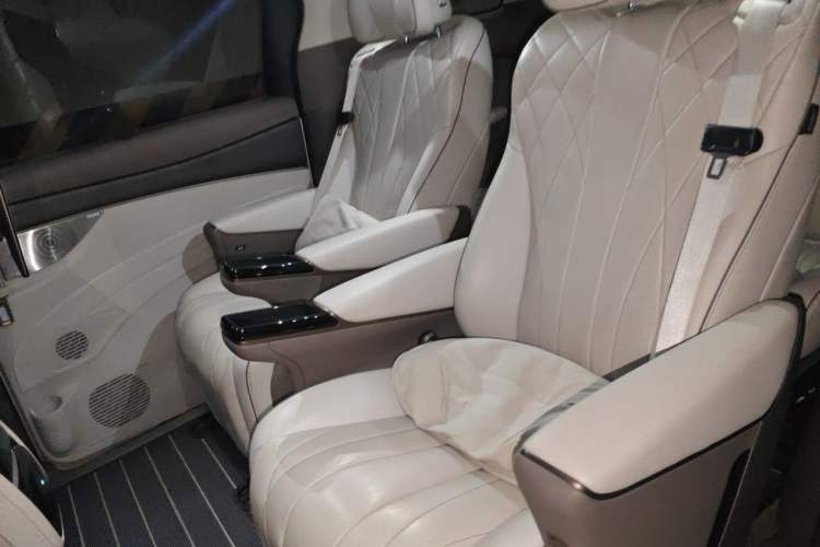 Used Denza D9 2022 DM-i 970 Four-Wheel Drive Prestige Model Left Rear Seat