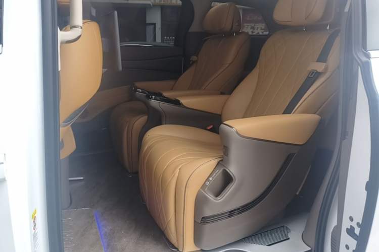 Used Denza D9 2022 DM-i 970 Four-Wheel Drive Prestige Model Left Rear Seat
