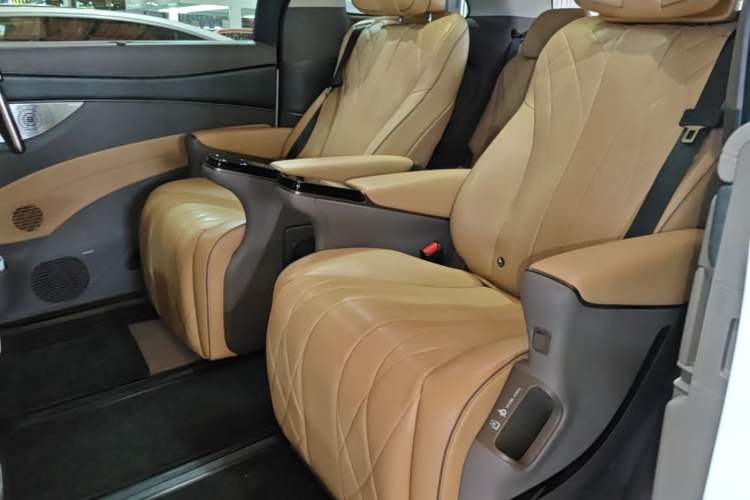 Used Denza D9 2022 DM-i 970 Four-Wheel Drive Flagship Model Left Rear Seat