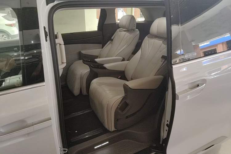 Used Denza D9 2022 DM-i 1040 Prestige Model Left Rear Seat