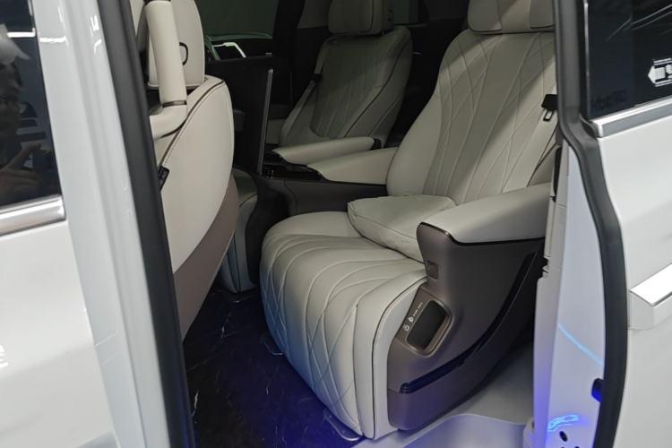 Used Denza D9 2022 DM-i 970 Four-Wheel Drive Flagship Model Left Rear Seat