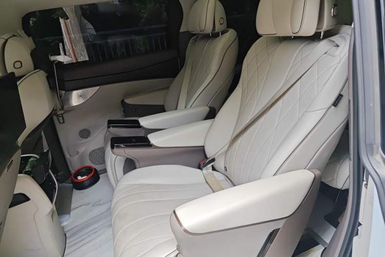 Used Denza D9 2022 DM-i 970 Four-Wheel Drive Flagship Model Left Rear Seat