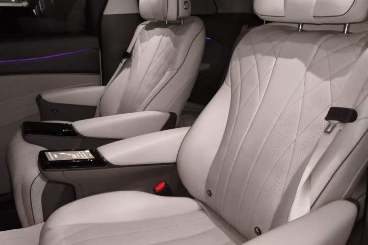 Used Denza D9 2022 DM-i 970 Four-Wheel Drive Flagship Model Left Rear Seat