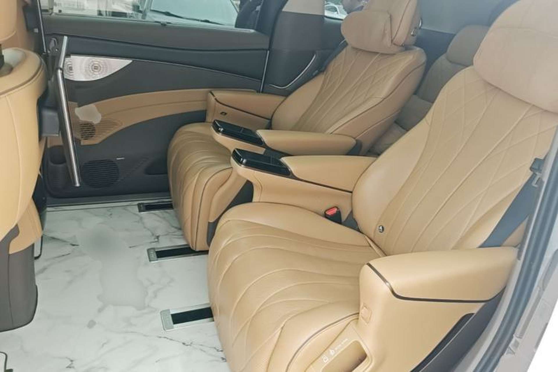 Used Denza D9 2022 DM-i 970 Four-Wheel Drive Flagship Model Left Rear Seat
