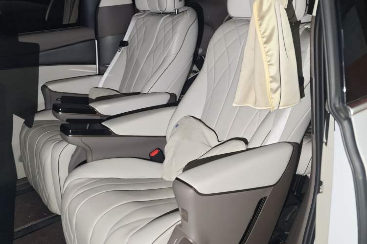 Used Denza D9 2022 DM-i 970 Four-Wheel Drive Flagship Model Left Rear Seat