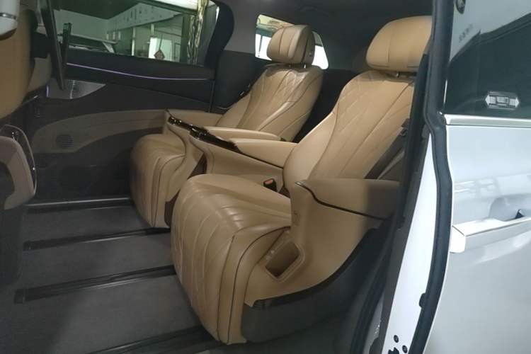 Used Denza D9 2022 DM-i 970 Four-Wheel Drive Flagship Model Left Rear Seat