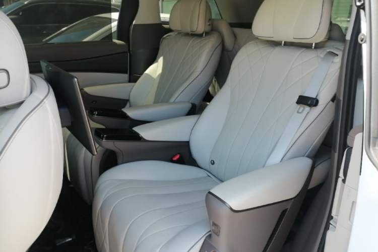 Used Denza D9 2022 DM-i 970 Four-Wheel Drive Flagship Model Left Rear Seat