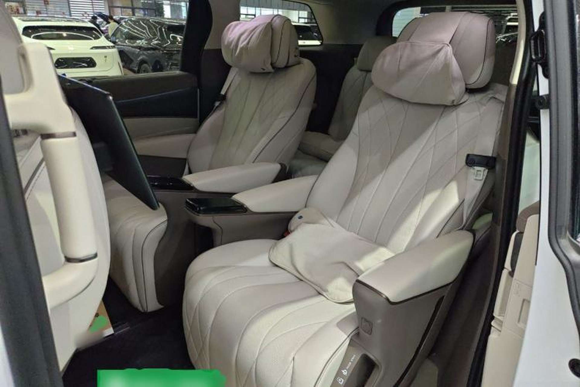 Used Denza D9 2022 DM-i 970 Four-Wheel Drive Flagship Model Left Rear Seat