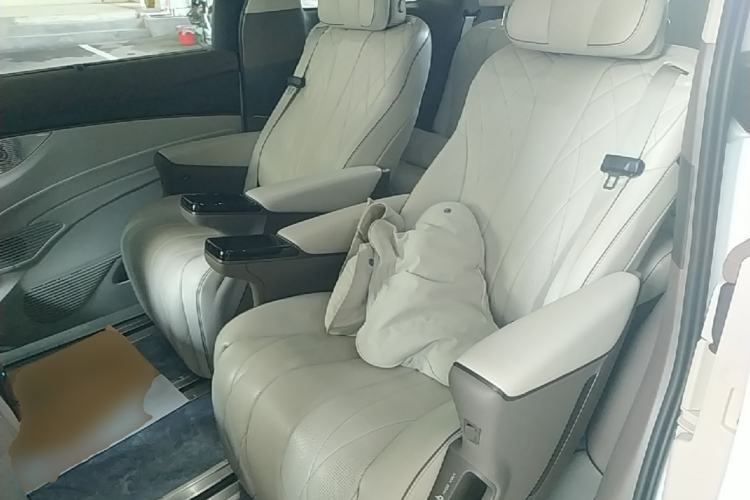 Used Denza D9 2022 DM-i 970 Four-Wheel Drive Flagship Model Left Rear Seat