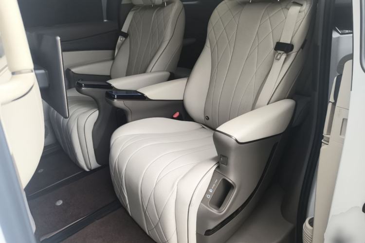 Used Denza D9 2022 DM-i 970 Four-Wheel Drive Flagship Model Left Rear Seat