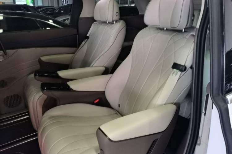 Used Denza D9 2022 DM-i 970 Four-Wheel Drive Flagship Model Left Rear Seat