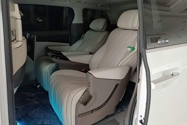 Used Denza D9 2022 DM-i 970 Four-Wheel Drive Prestige Model Left Rear Seat