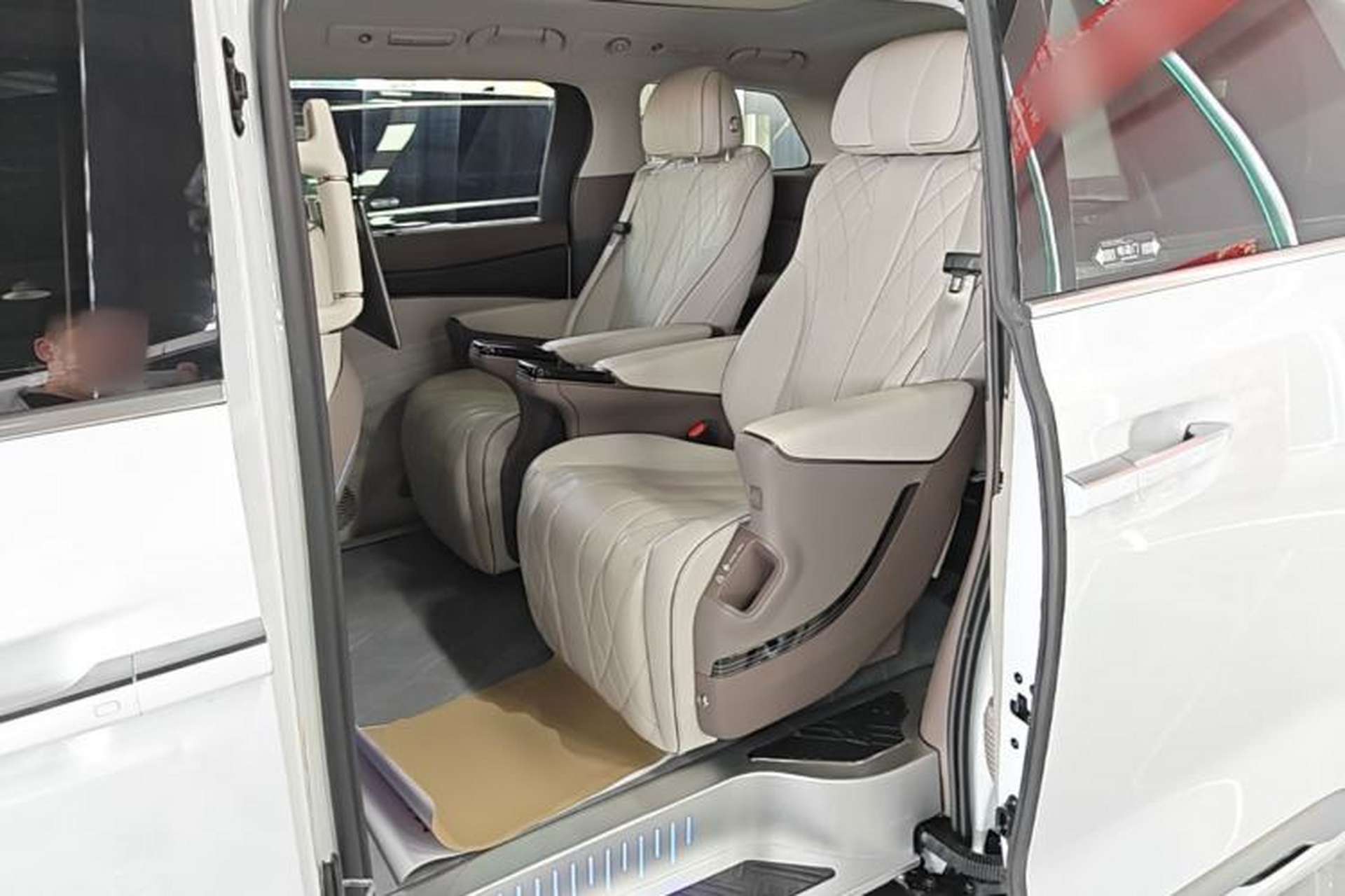 Used Denza D9 2022 DM-i 970 Four-Wheel Drive Prestige Model Left Rear Seat