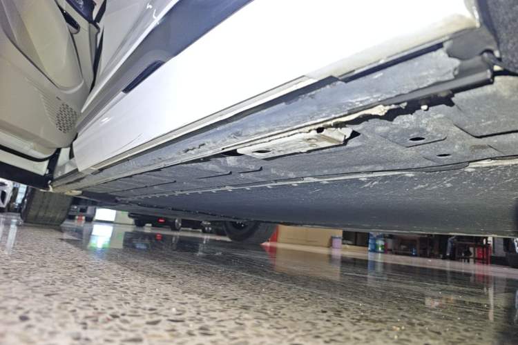 Used Denza D9 2022 EV 600 Four-Wheel Drive Flagship Model Left Side Sill