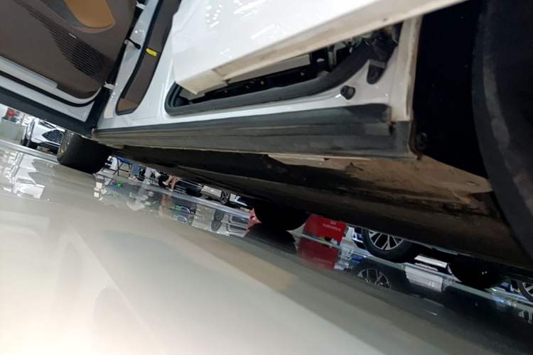 Used Denza D9 2022 DM-i 970 Four-Wheel Drive Prestige Model Left Side Sill