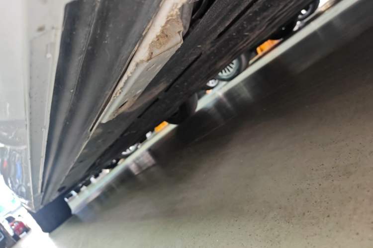 Used Denza D9 2022 DM-i 1040 Prestige Model Left Side Sill