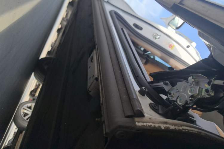 Used Denza D9 2022 DM-i 1040 Prestige Model Left Side Sill