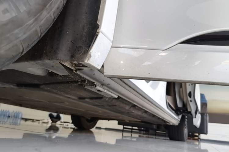 Used Denza D9 2022 DM-i 970 Four-Wheel Drive Prestige Model Left Side Sill