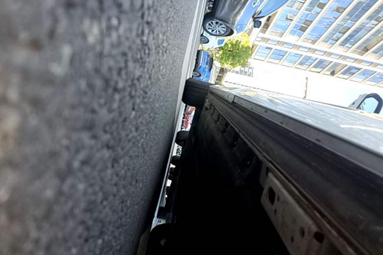 Used Denza D9 2022 DM-i 970 Four-Wheel Drive Prestige Model Left Side Sill