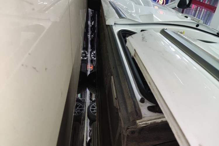 Used Denza D9 2022 DM-i 970 Four-Wheel Drive Prestige Model Left Side Sill