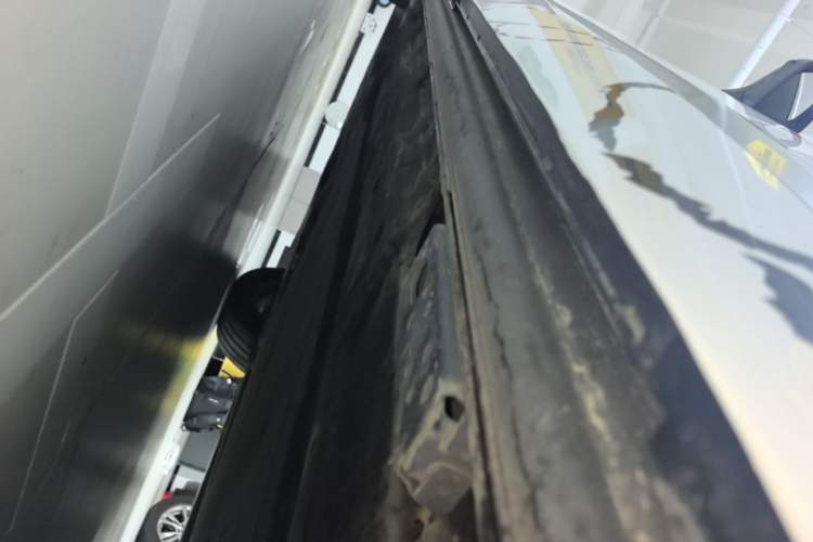 Used Denza D9 2022 DM-i 1040 Prestige Model Left Side Sill