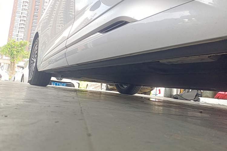 Used Denza D9 2022 DM-i 970 Four-Wheel Drive Flagship Model Left Side Sill
