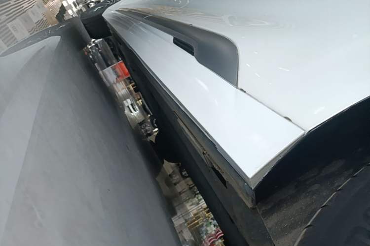 Used Denza D9 2022 DM-i 1040 Prestige Model Left Side Sill