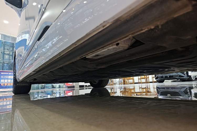 Used Denza D9 2022 DM-i 970 Four-Wheel Drive Flagship Model Left Side Sill