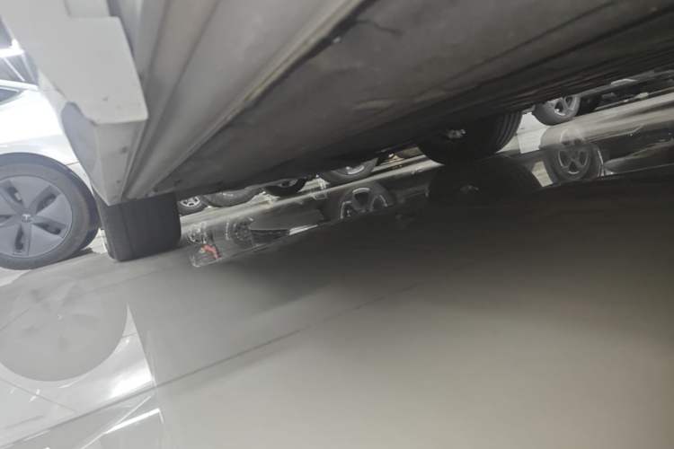 Used Denza D9 2022 DM-i 1040 Prestige Model Left Side Sill