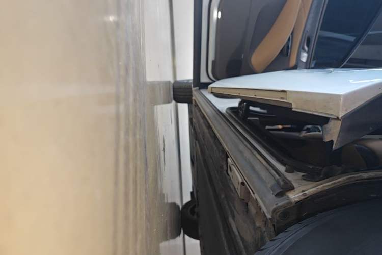 Used Denza D9 2022 DM-i 1040 Prestige Model Left Side Sill