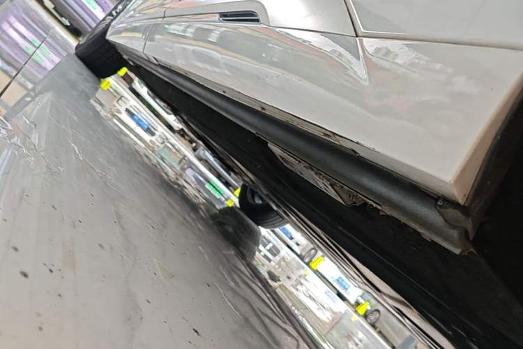 Used Denza D9 2022 DM-i 1040 Prestige Model Left Side Sill