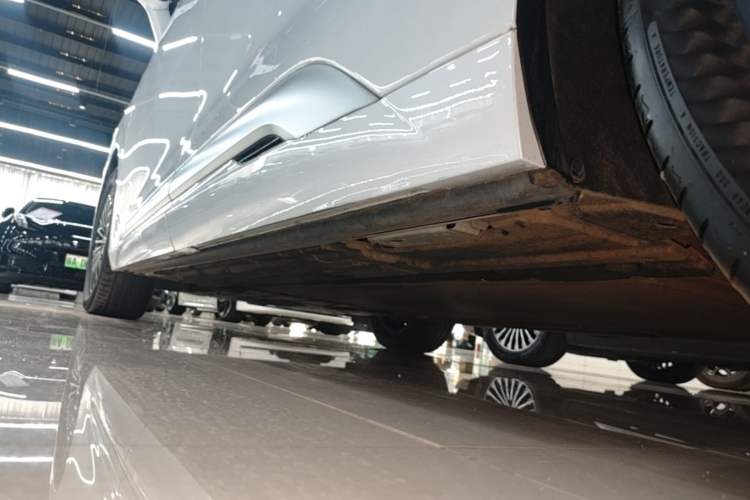 Used Denza D9 2022 DM-i 970 Four-Wheel Drive Prestige Model Left Side Sill