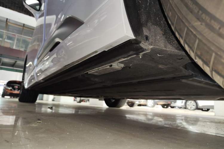 Used Denza D9 2022 DM-i 1040 Prestige Model Left Side Sill