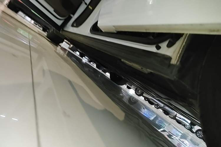 Used Denza D9 2022 DM-i 970 Four-Wheel Drive Flagship Model Left Side Sill