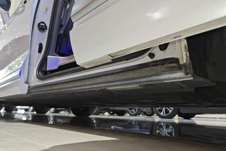 Used Denza D9 2022 DM-i 970 Four-Wheel Drive Flagship Model Left Side Sill