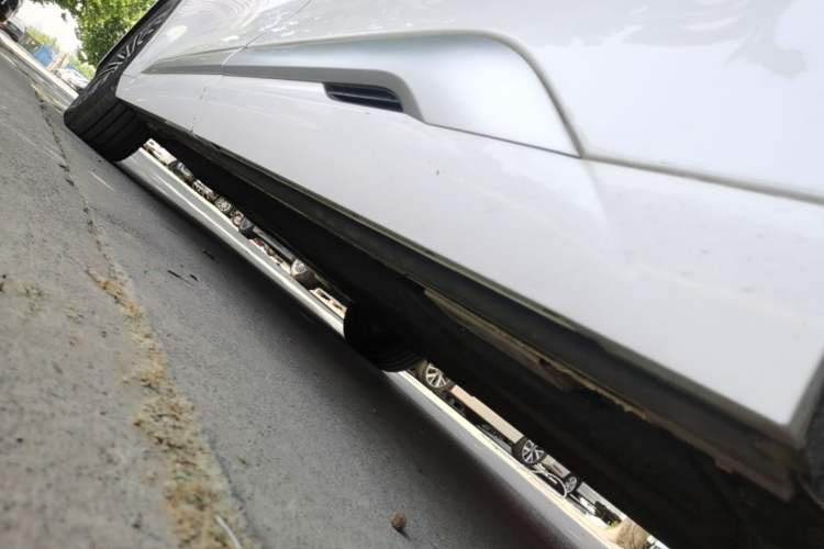 Used Denza D9 2022 DM-i 1040 Prestige Model Left Side Sill