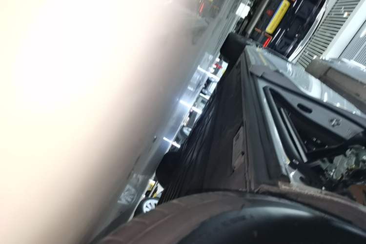 Used Denza D9 2022 DM-i 1040 Prestige Model Left Side Sill