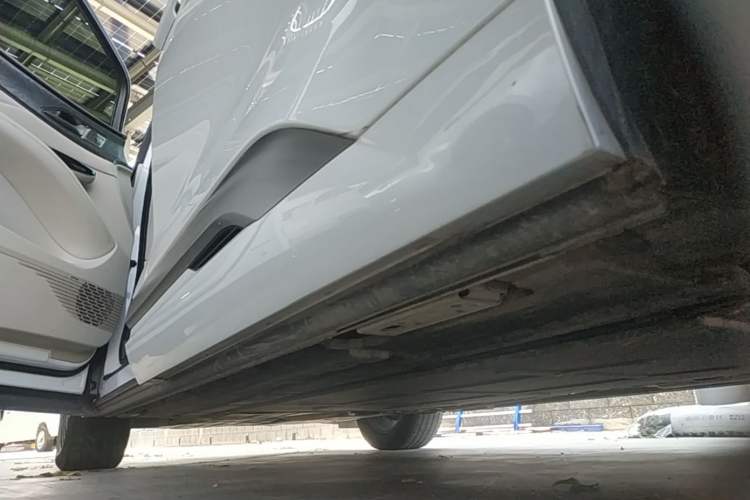 Used Denza D9 2022 DM-i 1040 Prestige Model Left Side Sill