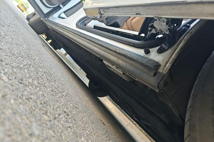 Used Denza D9 2022 DM-i 970 Four-Wheel Drive Flagship Model Left Side Sill