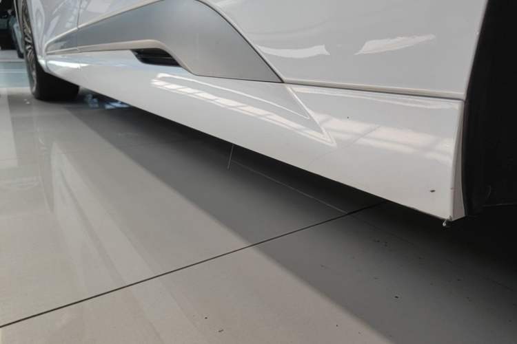 Used Denza D9 2022 DM-i 970 Four-Wheel Drive Prestige Model Left Side Sill