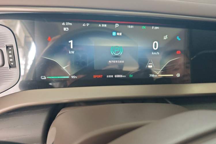 Used Denza D9 2022 DM-i 970 Four-Wheel Drive Flagship Model Odometer Close Up