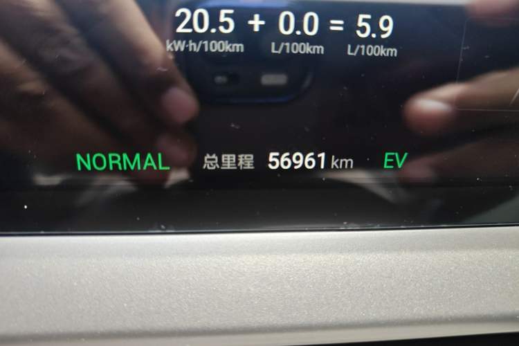 Used Denza D9 2022 DM-i 970 Four-Wheel Drive Prestige Model Odometer Close Up