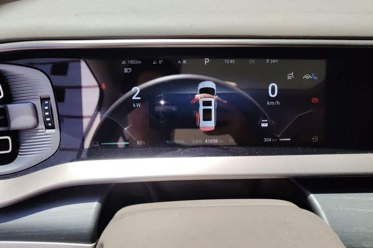 Used Denza D9 2022 DM-i 970 Four-Wheel Drive Prestige Model Odometer Close Up