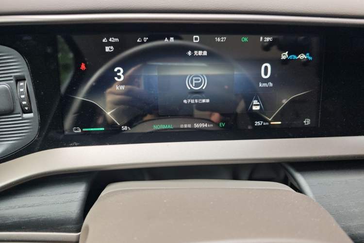 Used Denza D9 2022 DM-i 970 Four-Wheel Drive Prestige Model Odometer Close Up