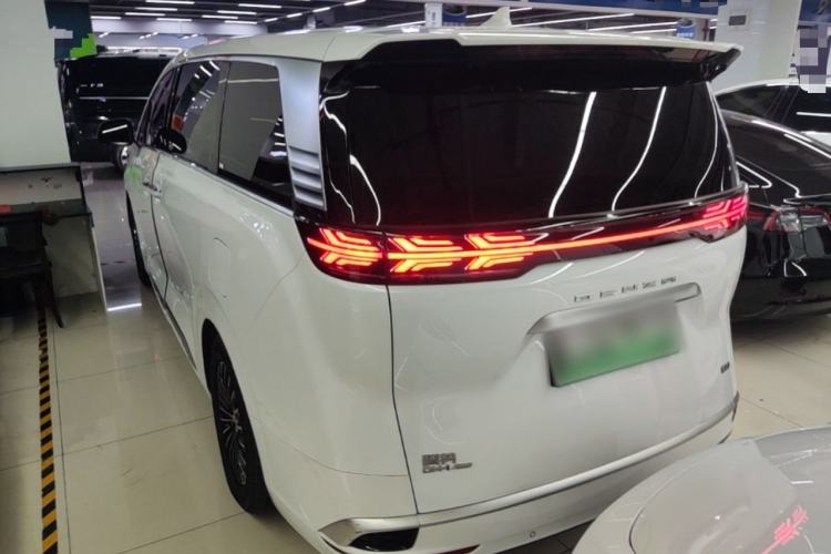 Used Denza D9 2022 DM-i 970 Four-Wheel Drive Prestige Model Rear
