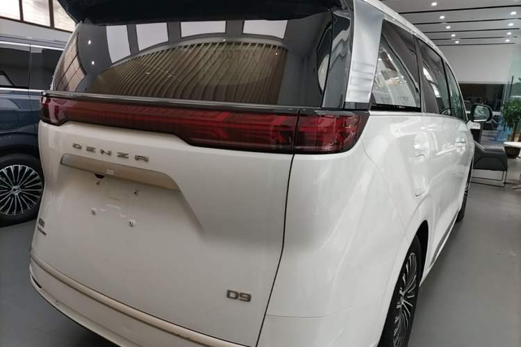 Used Denza D9 2022 DM-i 970 Four-Wheel Drive Prestige Model Rear Right 45 Deg