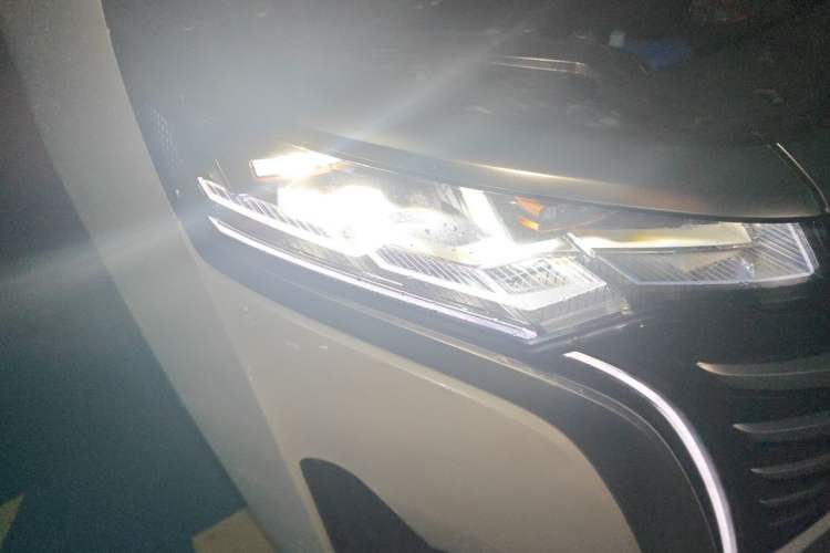 Used Denza D9 2022 DM-i 970 Four-Wheel Drive Flagship Model Right Front Headlight
