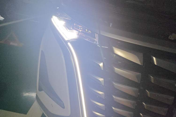Used Denza D9 2022 DM-i 970 Four-Wheel Drive Flagship Model Right Front Headlight